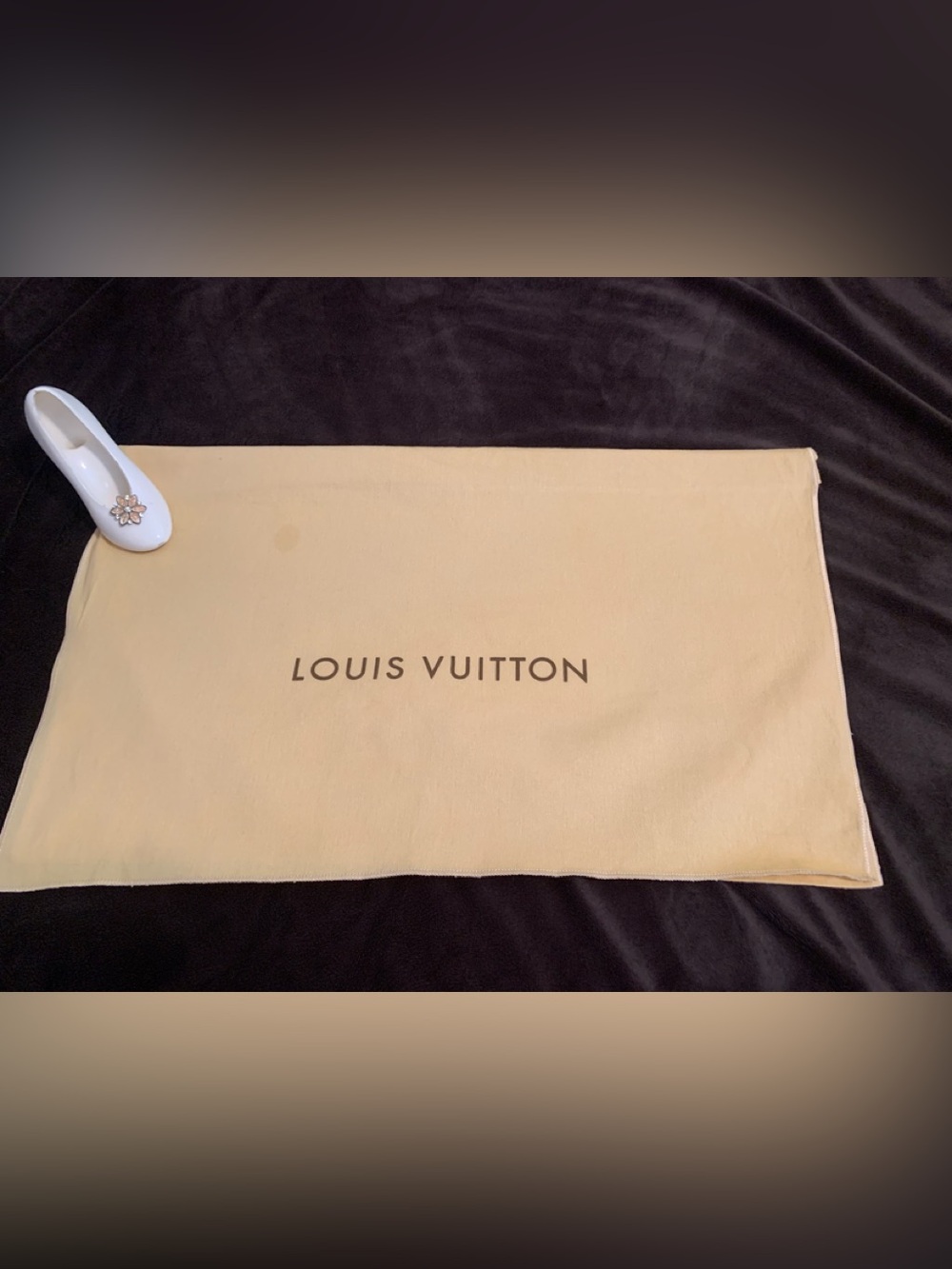 LOUIS VUITTON cream colored, oversized, extra large envelope style thus bag VVGC